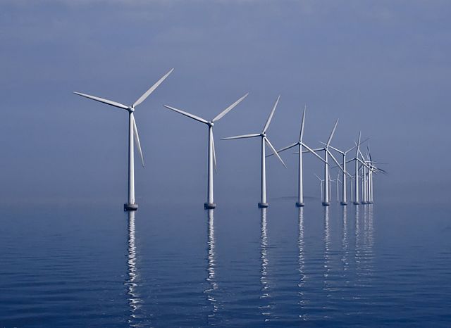 Middelgrunden Wind Farm off the shore of Copenhagen, Denmark. PHOTO: Kim Hansen, via Wikimedia Commons